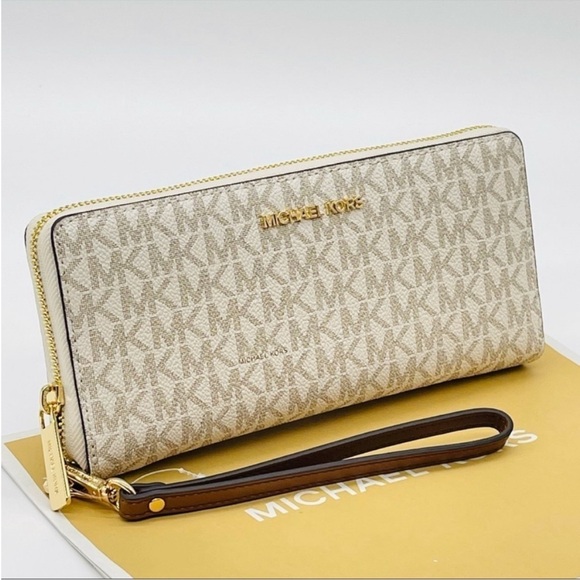 Michael Kors Continental Wallet
Wristlet Vanilla - Picture 4 of 9